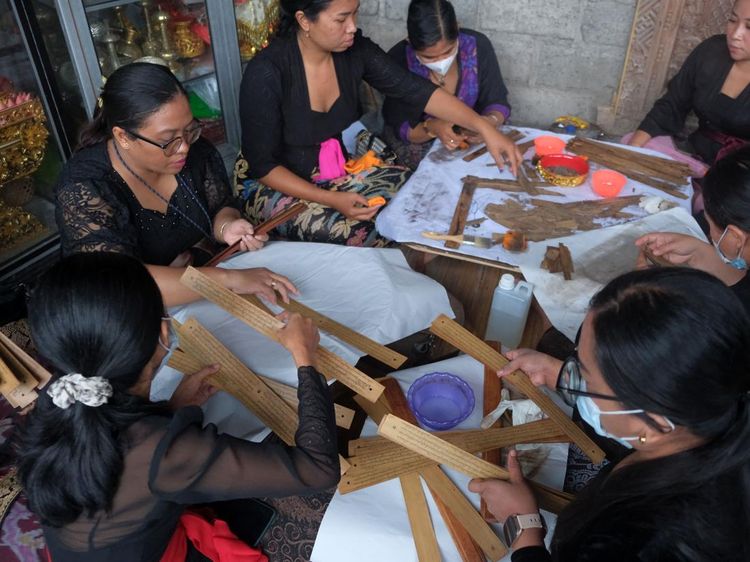 Naskah Lontar Dirawat di Festival Konservasi Lontar 2026