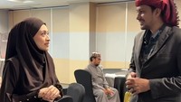 Nathalie Holscher juga bertemu dengan Ustaz Kasif Heer yang menghadiahkannya umrah gratis. Nathalie gak menyangka akhirnya momen itu berjodoh setelah tiga tahun. Akhirnya berjodoh setelah berapa tahun lalu ya Ustaz? Tiga tahun lalu ya, kata Nathalie kepada Ustaz Kasif. Ustaz Kasif memberikan penjelasan soal pahala umrah saat bulan Ramadan. Foto: Instagram @nathalieholscher