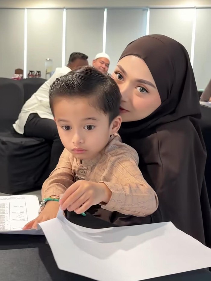 Nathalie Holscer manasik sebelum umrah.