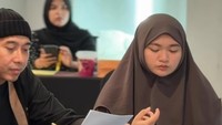 Adik perempuan Nathalie Holscher serius mengikuti manasik umrah. Foto: Instagram @nathalieholscher
