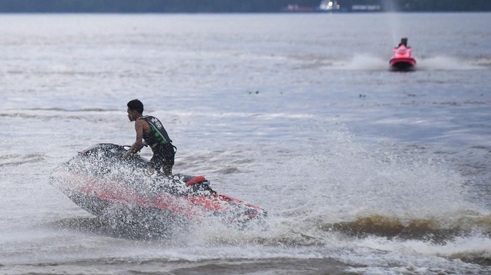 Wisatawan mengendarai jet ski saat menanti waktu berbuka puasa di Sungai Mahakam, Samarinda, Kalimantan Timur, Minggu (22/2/2026). Persewaan jet ski dengan tarif Rp500 ribu hingga Rp1,5 juta per sesi tergantung dari durasi dan lokasi tersebut menjadi destinasi wisata Sungai terpanjang kedua di Indonesia. ANTARA FOTO/M Risyal Hidayat