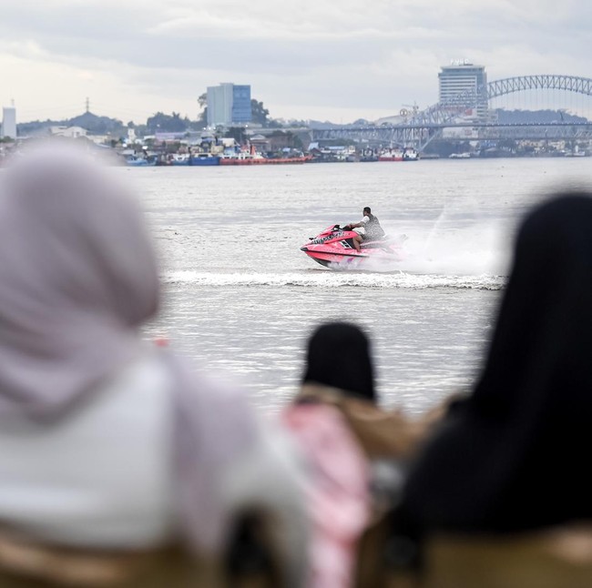 Ngabuburit Seru di Sungai Mahakam, Jet Ski Jadi Daya Tarik