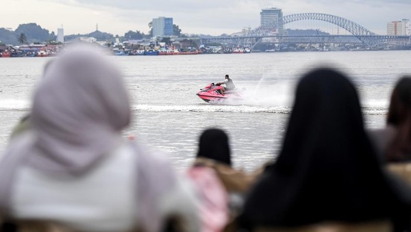 Ngabuburit Seru di Sungai Mahakam, Jet Ski Jadi Daya Tarik