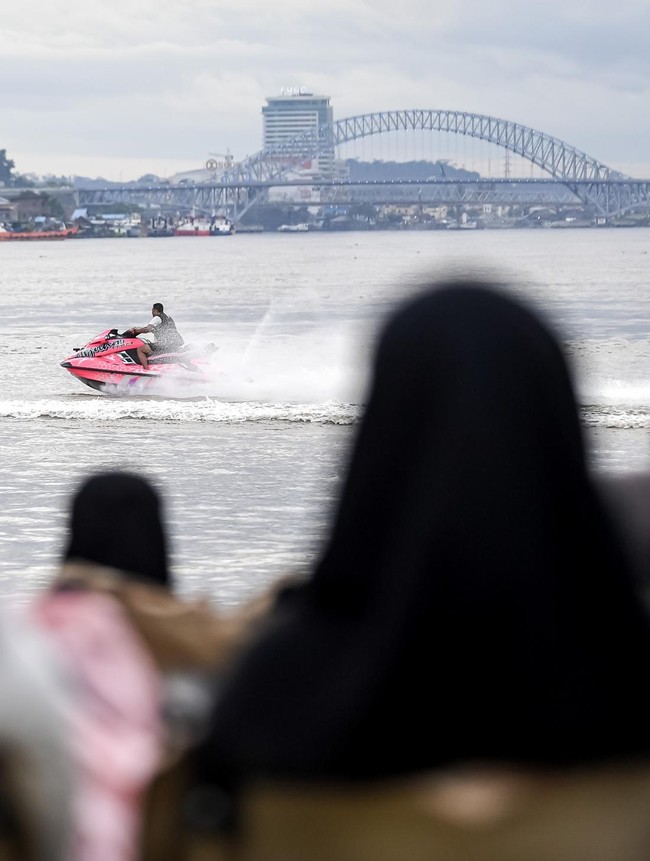 Ngabuburit Seru di Sungai Mahakam, Jet Ski Jadi Daya Tarik