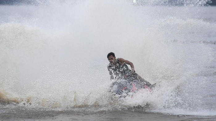 Wisatawan mengendarai jet ski saat menanti waktu berbuka puasa di Sungai Mahakam, Samarinda, Kalimantan Timur, Minggu (22/2/2026). Persewaan jet ski dengan tarif Rp500 ribu hingga Rp1,5 juta per sesi tergantung dari durasi dan lokasi tersebut menjadi destinasi wisata Sungai terpanjang kedua di Indonesia. ANTARA FOTO/M Risyal Hidayat