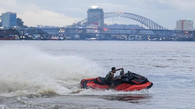 Ngabuburit Seru di Sungai Mahakam, Jet Ski Jadi Daya Tarik Wisatawan mengendarai jet ski saat menanti waktu berbuka puasa di Sungai Mahakam, Samarinda, Kalimantan Timur, Minggu (22/2/2026). Persewaan jet ski dengan tarif Rp500 ribu hingga Rp1,5 juta per sesi tergantung dari durasi dan lokasi tersebut menjadi destinasi wisata Sungai terpanjang kedua di Indonesia. ANTARA FOTO/M Risyal Hidayat