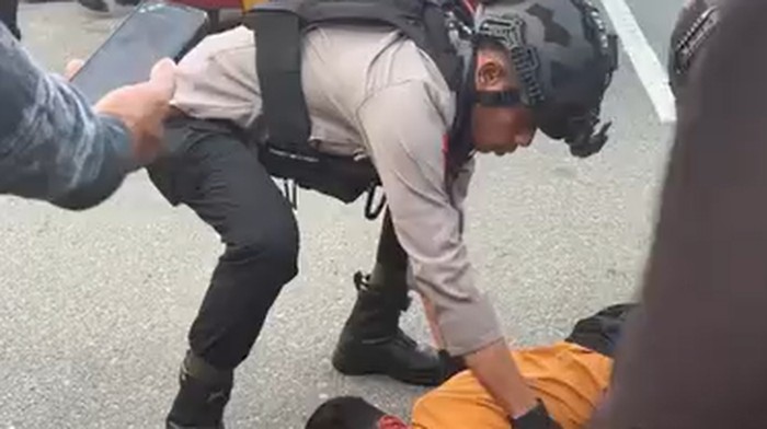 Oknum Brimob Polda Maluku menganiaya siswa pakai helm hingga tewas.