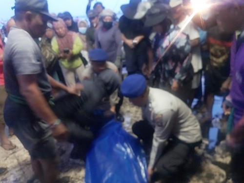 Petugas saat melakukan evakuasi jenazah yang ditemukan mengapung di perairan Selat Bali, Kabupaten Jembrana, Bali, Minggu (22/2/2026). (Polres Jembrana)