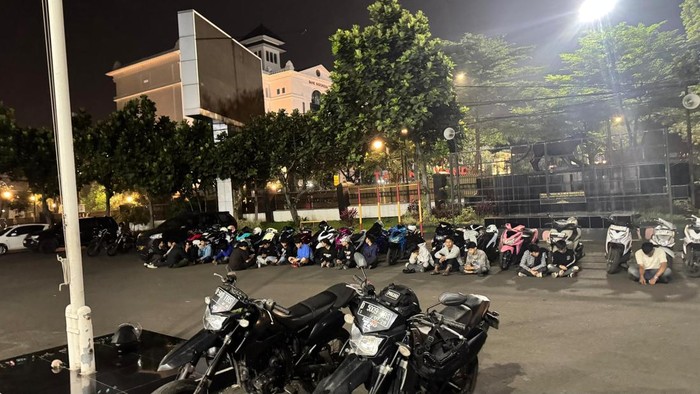 Polisi mengamankan pengendara yang diduga hendak melakukan balapan liar di Flyover Kusumaatmadja, Kota Bandung