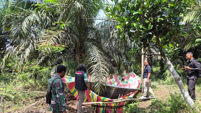 Polisi saat mengecek lokasi illegal tapping di Muba