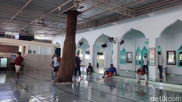 Ppohon kurma di dalam Masjid Bahari di Pelabuhan Benoa, Denpasar Selatan, Sabtu (21/2/2026). (Ahmad Firizqi Irwan/detikBali)