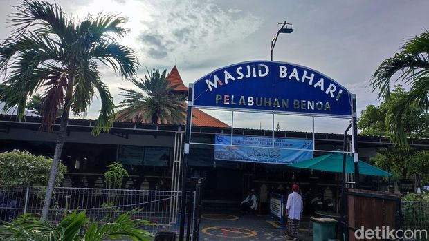 Ppohon kurma di dalam Masjid Bahari di Pelabuhan Benoa, Denpasar Selatan, Sabtu (21/2/2026). (Ahmad Firizqi Irwan/detikBali)