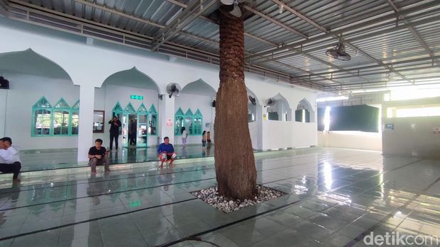 Ppohon kurma di dalam Masjid Bahari di Pelabuhan Benoa, Denpasar Selatan, Sabtu (21/2/2026). (Ahmad Firizqi Irwan/detikBali)