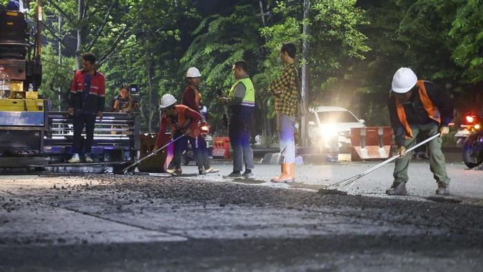 Proses perbaikan jalan rusak di Surabaya