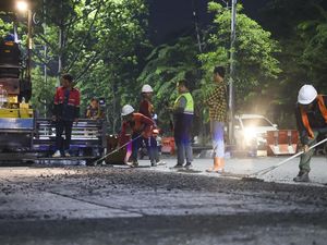 Pemkot Surabaya Kerahkan 9 Tim Satgas untuk Tangani Jalan Berlubang