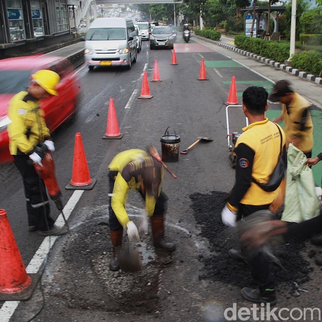 Ribuan Jalan Berlubang di Jakarta Mulai Diperbaiki
