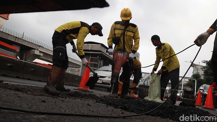 Pemerintah Provinsi DKI Jakarta mulai melakukan perbaikan terhadap ribuan jalan berlubang yang tersebar di berbagai wilayah ibu kota. Langkah ini dilakukan untuk meningkatkan keselamatan dan kenyamanan pengguna jalan, terutama setelah tingginya curah hujan yang memicu kerusakan infrastruktur jalan.