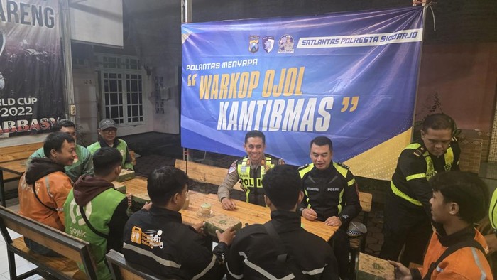 Satlantas Polresta Sidoarjo dan ojol Sahur on the Road.