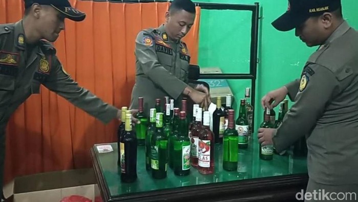 Satpol PP Nganjuk mengamankan wanita malam dari tempat hiburan yang nekat beroperasi di bulan ramadan