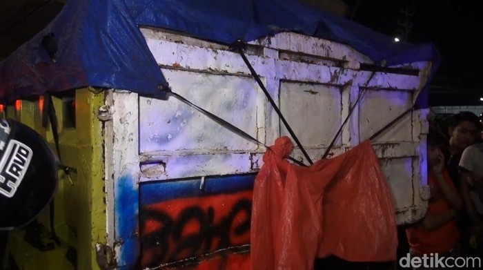 Sebuah truk mogok terlibat kecelakaan dengan pemotor di Jalan AP Pettarani Makassar.
