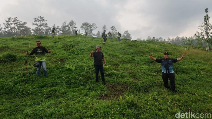 Sejumlah pengunjung objek wisata Gerbang Raung menikmati ngabuburit sembari menanam pohon