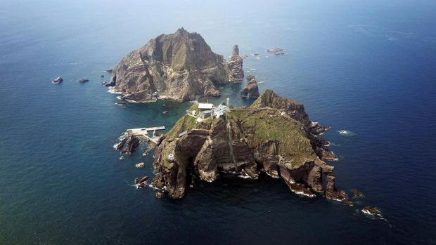 Sekumpulan pulau terpencil yang disebut Dokdo dalam bahasa Korea dan Takeshima dalam bahasa Jepang terlihat dalam gambar ini yang diambil dari helikopter yang membawa Presiden Korea Selatan Lee Myung-bak (tidak terlihat dalam gambar), di sebelah timur Seoul pada 10 Agustus 2012. (REUTERS/The Blue House/Handout/File Foto)