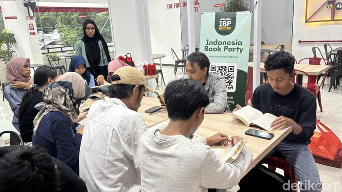 Serunya ngabuburit sambil baca buku di Surabaya.