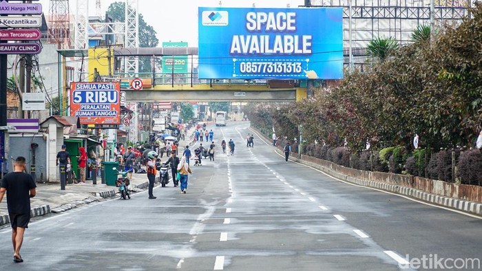 Suasana berbeda terlihat pada kegiatan car free day (CFD) di Jalan Margonda Raya selama bulan Ramadan, Minggu (22/2/2026). Meski tetap digelar seperti biasa, kawasan CFD tampak lebih lengang dibandingkan akhir pekan sebelumnya.