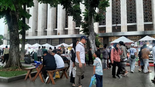 Suasana Berbuka Puasa di Masjid Istiqlal Suasana Berbuka Puasa di Masjid Istiqlal