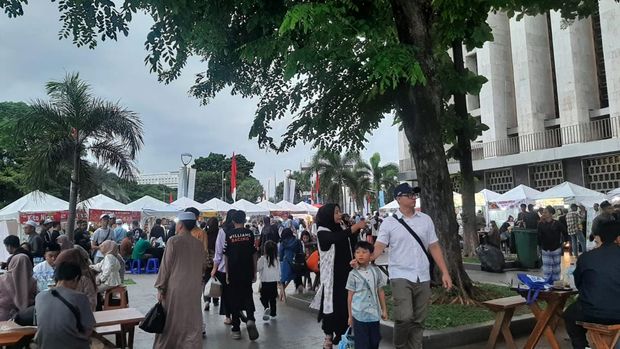 Suasana Berbuka Puasa di Masjid Istiqlal Suasana Berbuka Puasa di Masjid Istiqlal