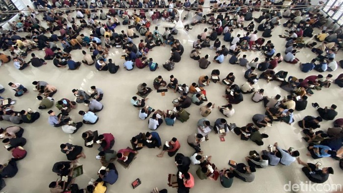 Suasana tadarus para santri saat bulan ramadan di Pondok Pesantren (Ponpes) Ar-Raudlatul Hasanah, Medan. 