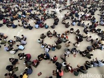 Melihat Para Santri Ar-Raudlatul Hasanah Medan Tadarus dengan Formasi Lingkaran