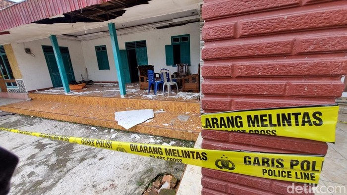 Teras rumah warga Ngunan-ngunan, Srigading, Sanden, Bantul yang rusak akibat ledakan mercon, Minggu (22/2/2026).