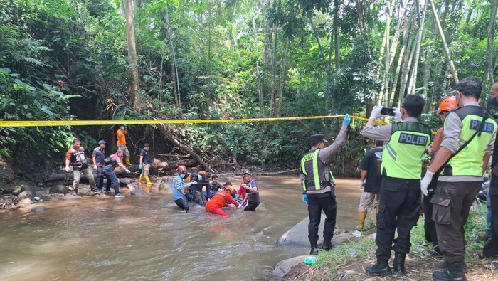 TKP penemuan jasad wanita dengan tangan terikat-mulut tersumpal