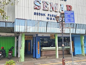 Toko Emas Semar Nganjuk Buka Lagi Usai Digeledah, tapi Etalase Kosong