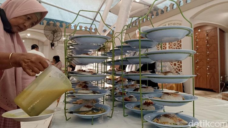 Tradisi Masjid Ar - Rahman Blitar Sediakan Ribuan Porsi Buka Puasa untuk Jamaah