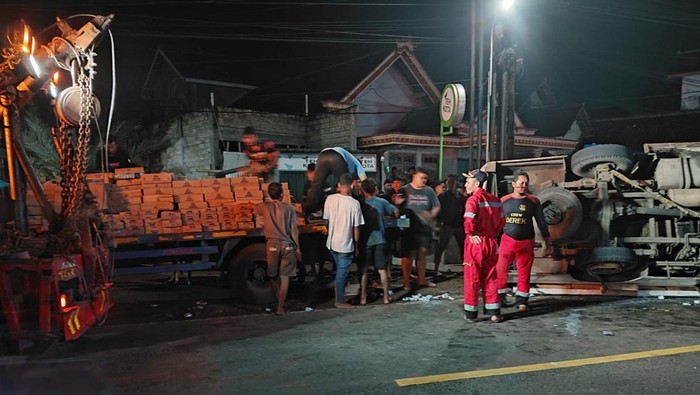 Truk muat susu terguling di Ponorogo