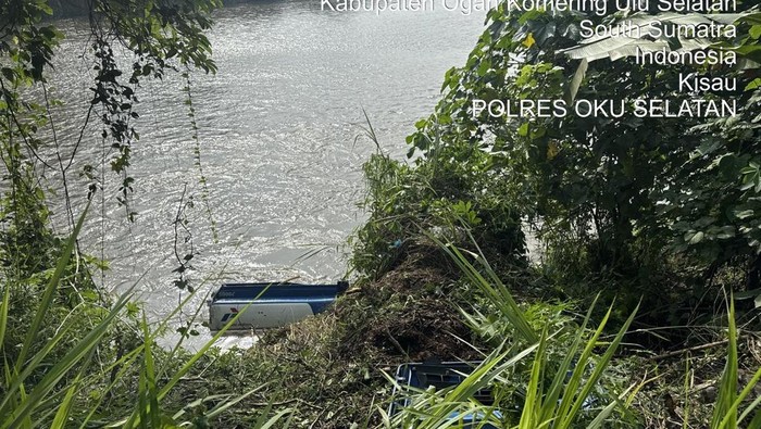 Truk tangki masuk ke sungai di OKU Selatan.