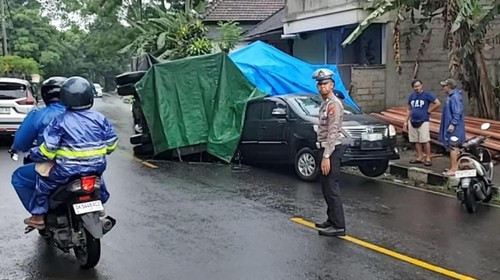 Truk terguling dan menimpa mobil di jalur Amlapura-Denpasar, Banjar Dinas Tengading, Desa Antiga, Kecamatan Manggis, Karangasem, Bali, Minggu (22/2/2026) (Foto: Dok. Polsek Manggis)