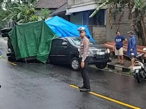 Truk Muat Bahan Bangunan Terguling-Timpa Mobil di Jalur Amlapura-Denpasar
