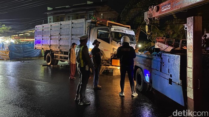 Truk terlibat kecelakaan diderek oleh petugas kepolisian dan Dishub Kota Batu
