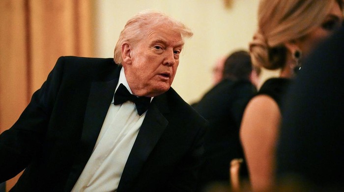 Presiden Amerika Serikat Donald Trump menggelar Jamuan Makan Malam Gubernur di Gedung Putih, Washington, D.C., pada Jumat (21/2/2026) malam waktu setempat. Acara ini dihadiri para gubernur dari berbagai negara bagian sebagai ajang silaturahmi dan komunikasi antara pemerintah federal dan pemerintah negara bagian. REUTERS/Aaron Schwartz