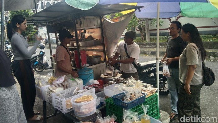Usaha nasi lawar Bali milik pasutri muslim Ramli dan Karima di Desa Dauh Peken, Kecamatan Tabanan ini laris manis saat bulan Ramadhan, Sabtu (21/2/2026) (Krisna Pradipta)