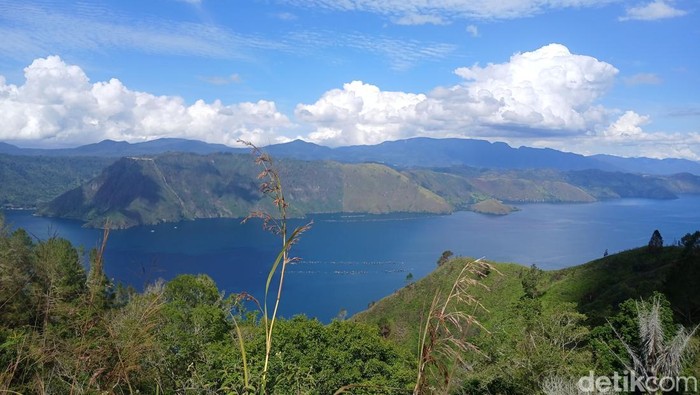 View Danau Toba dari Pulau Samosir. (Juita Sinuhaji/detikSumut)