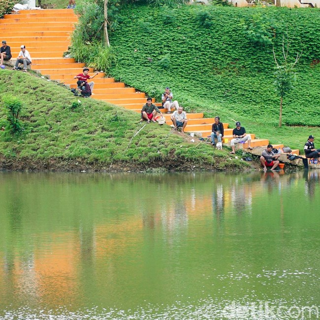 Waduk Brigif Jadi Favorit Ngabuburit Warga di Jakarta Selatan