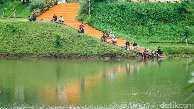 Waduk Brigif Jadi Favorit Ngabuburit Warga di Jakarta Selatan Warga Jakarta Selatan memanfaatkan kawasan Waduk Brigif sebagai lokasi favorit untuk ngabuburit menjelang waktu berbuka puasa. Aktivitas sore hari di waduk ini tak hanya menjadi ajang menunggu azan magrib, tetapi juga tempat bersantai dan berolahraga bagi masyarakat sekitar.