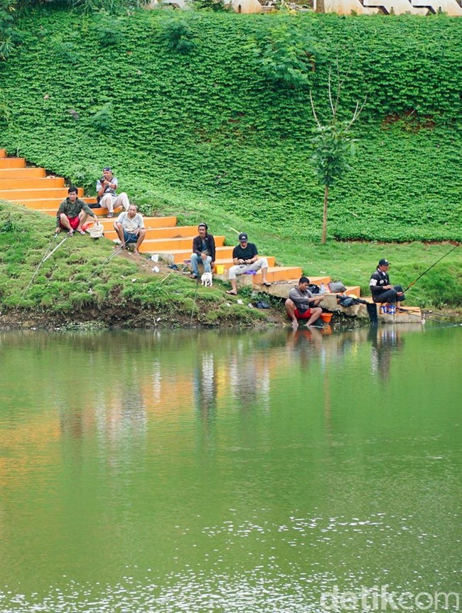 Waduk Brigif Jadi Favorit Ngabuburit Warga di Jakarta Selatan