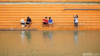 Sore di Waduk Brigif: Jogging dan Mancing, Juga Cari Ular