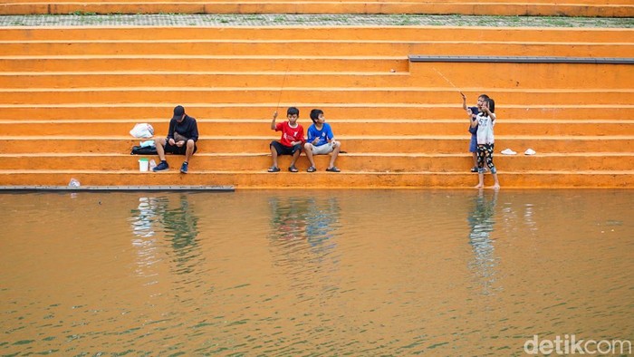 Warga Jakarta Selatan memanfaatkan kawasan Waduk Brigif sebagai lokasi favorit untuk ngabuburit menjelang waktu berbuka puasa. Aktivitas sore hari di waduk ini tak hanya menjadi ajang menunggu azan magrib, tetapi juga tempat bersantai dan berolahraga