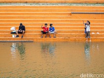 Sore di Waduk Brigif: Jogging dan Mancing, Juga Cari Ular